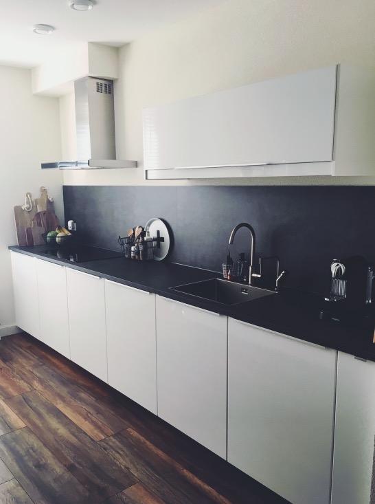 30 x Ikea keuken - Hoogglans wit met betonlook werkblad 30 x Ikea keuken - Hoogglans wit met betonlook werkblad