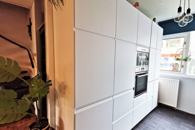 30 x Ikea keuken - Witte greeploze keuken met veel bergruimte 30 x Ikea keuken - Witte greeploze keuken met veel bergruimte