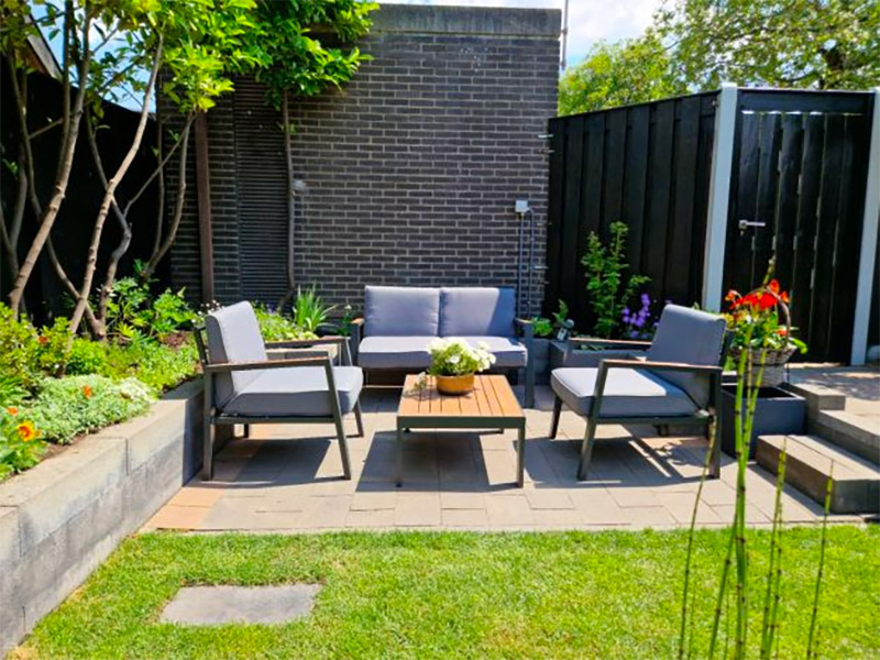 Op zoek naar compact en stijlvol voor je buitenruimte? Ontmoet de Monta loungeset: perfect voor kleinere plekjes, combineert duurzaam aluminium met een warme houtlook. Comfort voor vier gegarandeerd! Op zoek naar compact en stijlvol voor je buitenruimte? Ontmoet de Monta loungeset: perfect voor kleinere plekjes, combineert duurzaam aluminium met een warme houtlook. Comfort voor vier gegarandeerd!