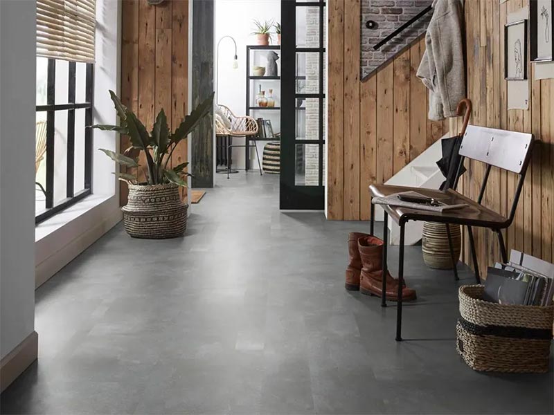 Hal met de donkergrijze click betonlook PVC vloer Plaza