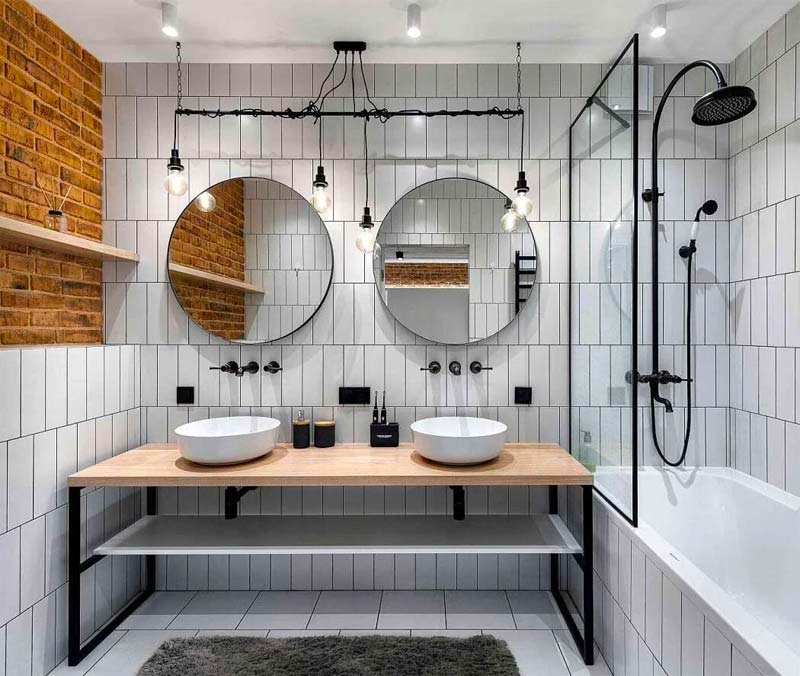 In deze industriële kleine badkamer is er gekozen voor een bad-en-douche combinatie.