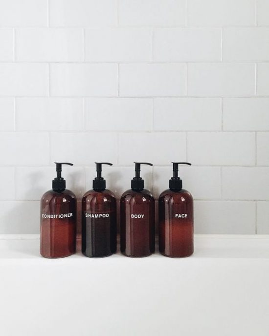 Badkamer decoreren met mooie flesjes
