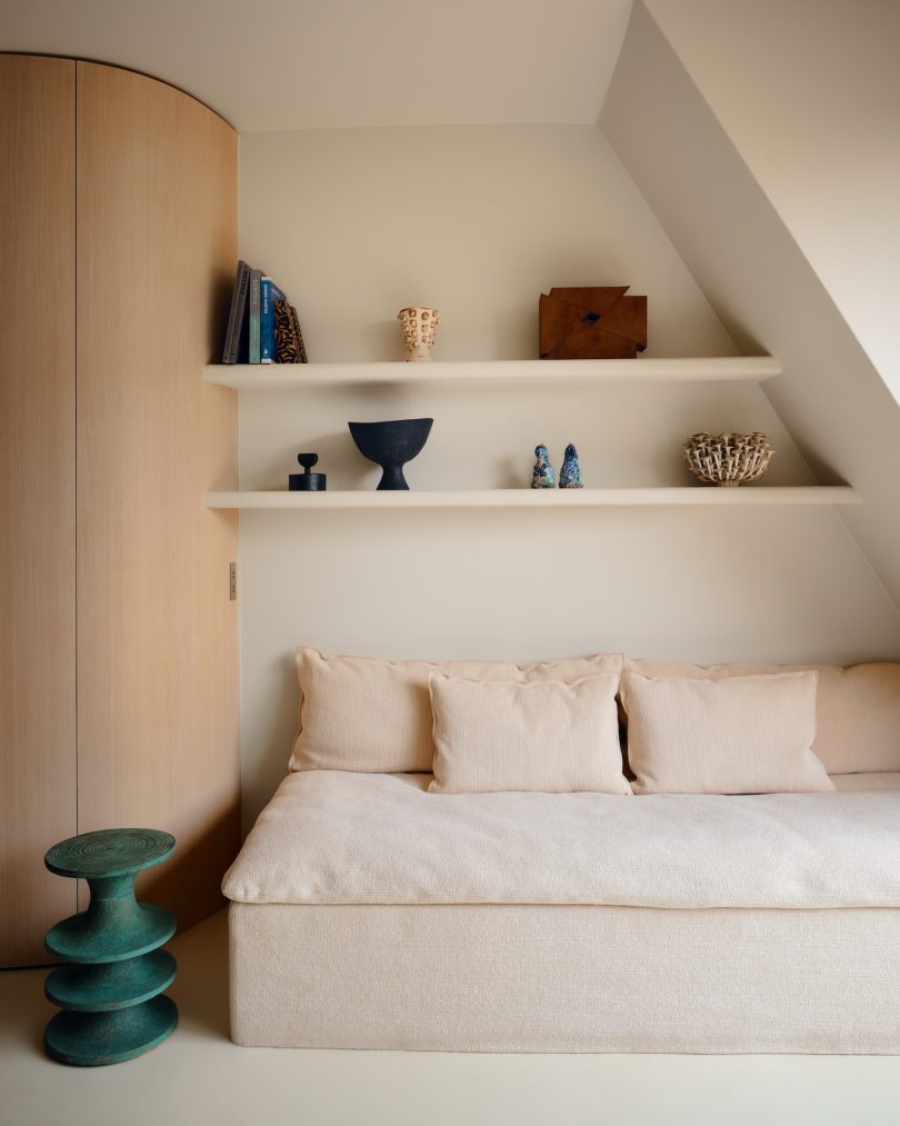 bank onder schuine wand slaapkamer