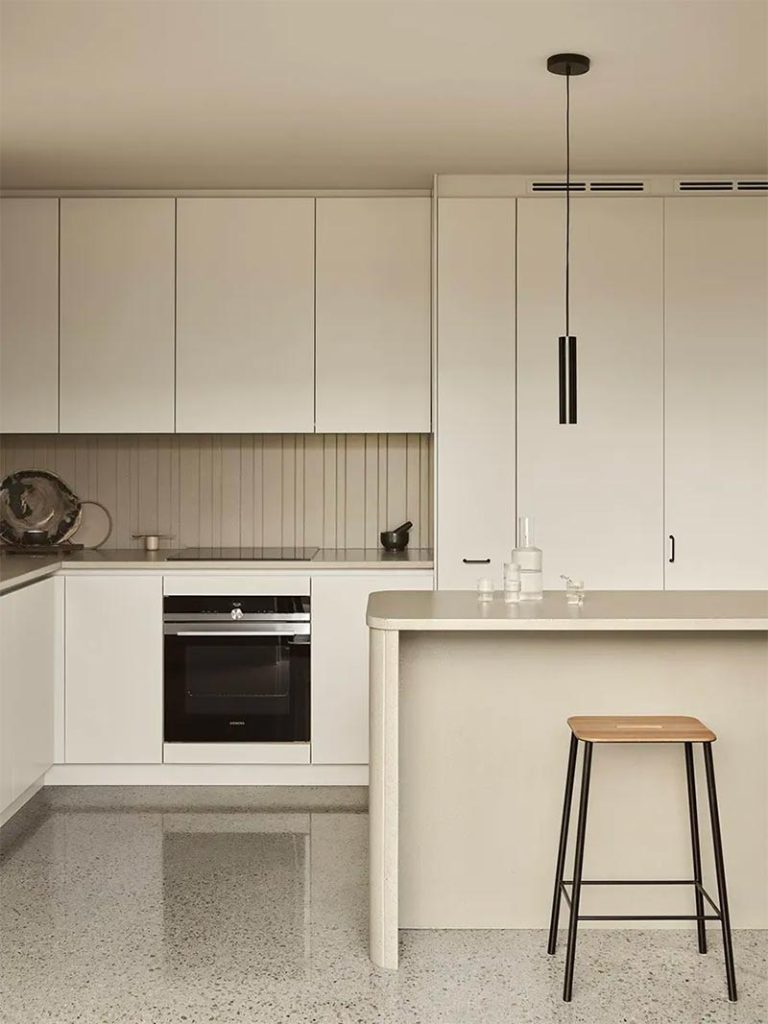 Barkrukken van hout en staal passen in elke keuken- en interieurstijl. | Fotografie: Andrea Papini