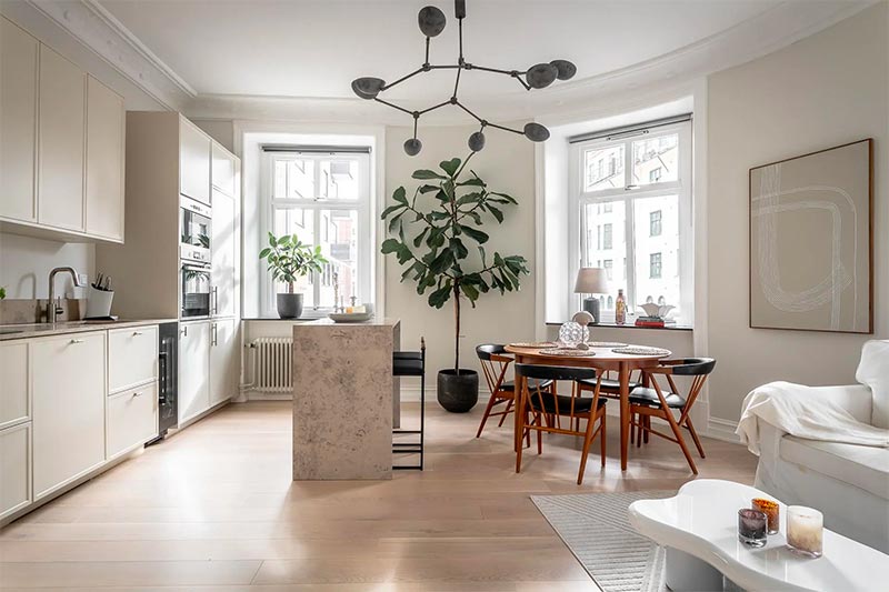Met een eettafel ernaast, wordt dit kleine eiland gebruikt voor korte sessies, zoals een kopje koffie of een snel ontbijtje. | Fotografie: Henrik Linden
