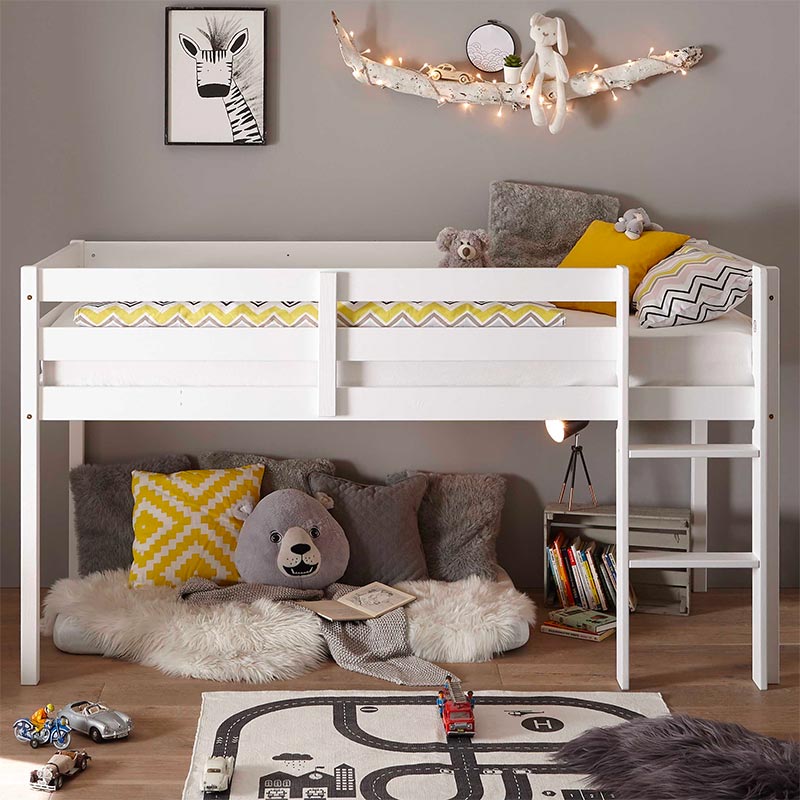 Met een hoogslaper creëer je ruimte onder het bed, die je op verschillende manier kunt inrichten in een kleine kinderkamer.