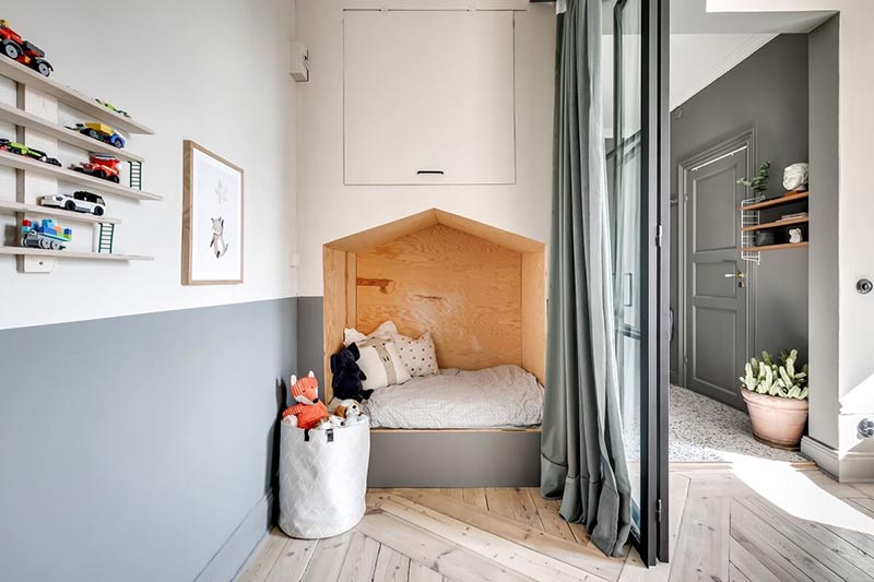 Ondanks de beperkte oppervlakte in deze kinderkamer, is het tóch super leuk en praktisch ingericht, met een bed op maat. He tis een soort bedstee geworden gecombineerd met opbergruimte boven het bed.