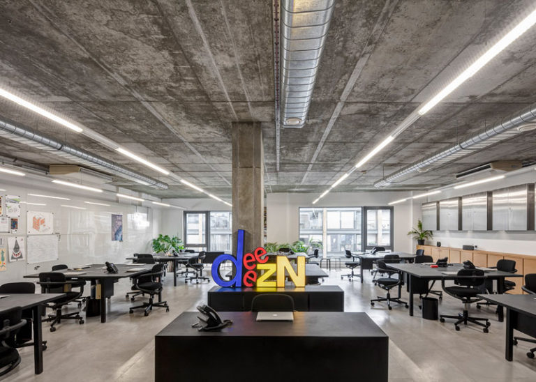 binnenkijken in het stoere moderne kantoor van dezeen