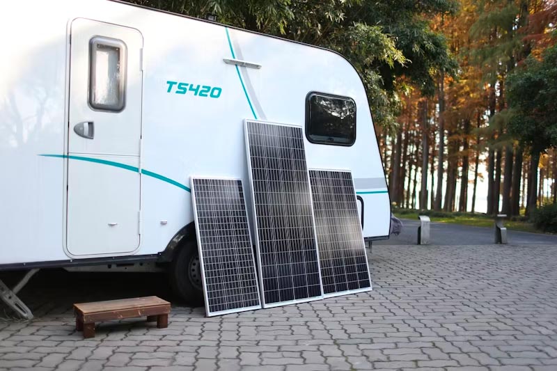 Zonnepanelen zijn vrij eenvoudig zelf te plaatsen op je caravan. Klik hier voor een praktische video handleiding.