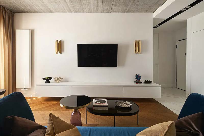 chic klassiek interieur tv aan de muur chic klassiek interieur tv aan de muur