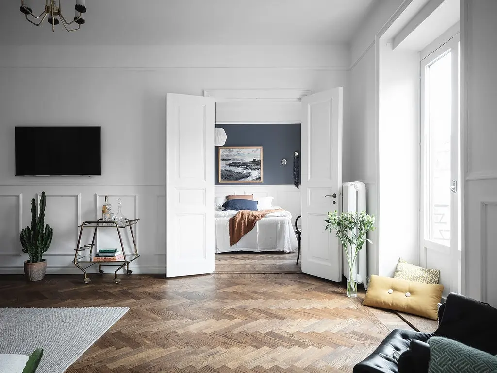 De visgraat houten vloer past perfect bij deze karakteristieke chique woonkamer.