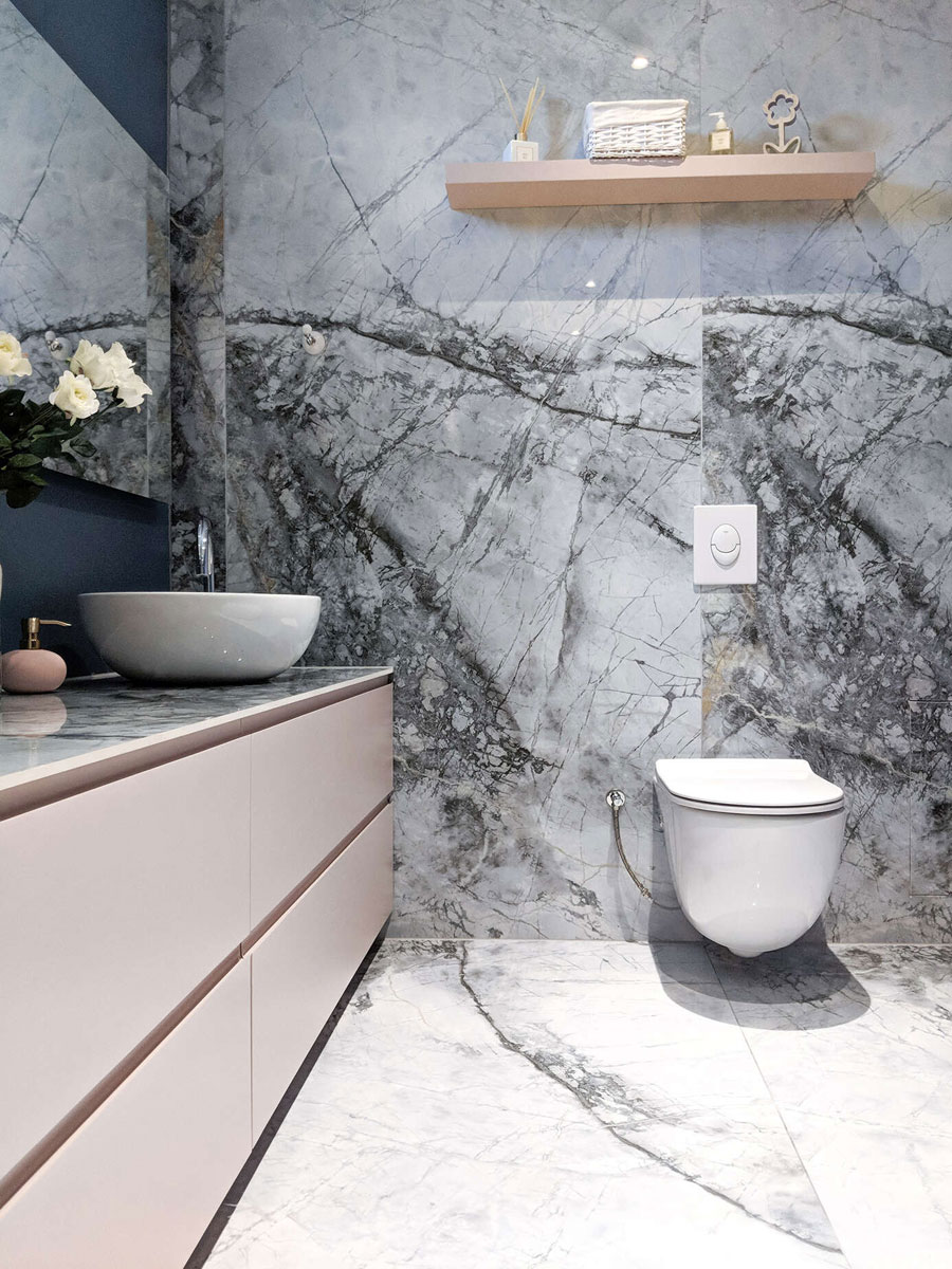 Deze chique badkamer is ingericht met originele kleuren en materialen