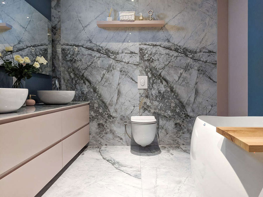 Deze chique badkamer is ingericht met originele kleuren en materialen
