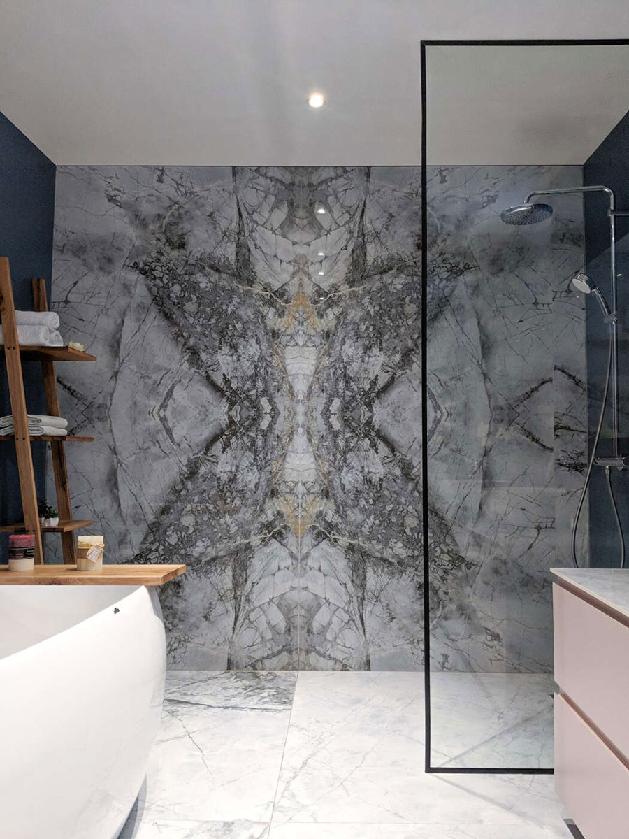 Deze chique badkamer is ingericht met originele kleuren en materialen