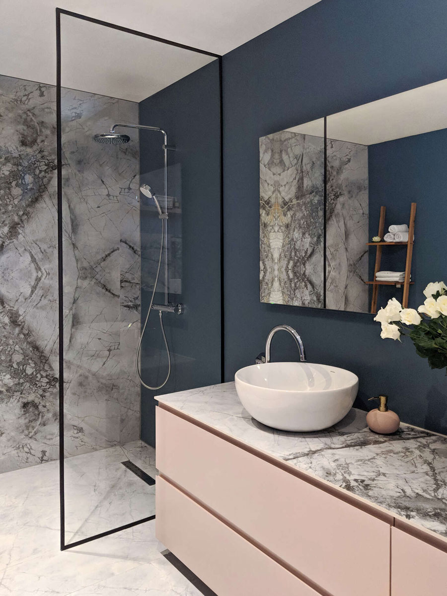 Deze chique badkamer is ingericht met originele kleuren en materialen