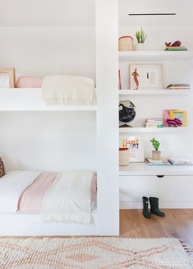 Deze gedeelde kindkamer heeft een geweldig stapelbed