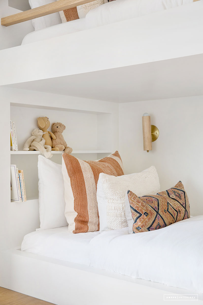 Deze gedeelde kindkamer heeft een geweldig stapelbed