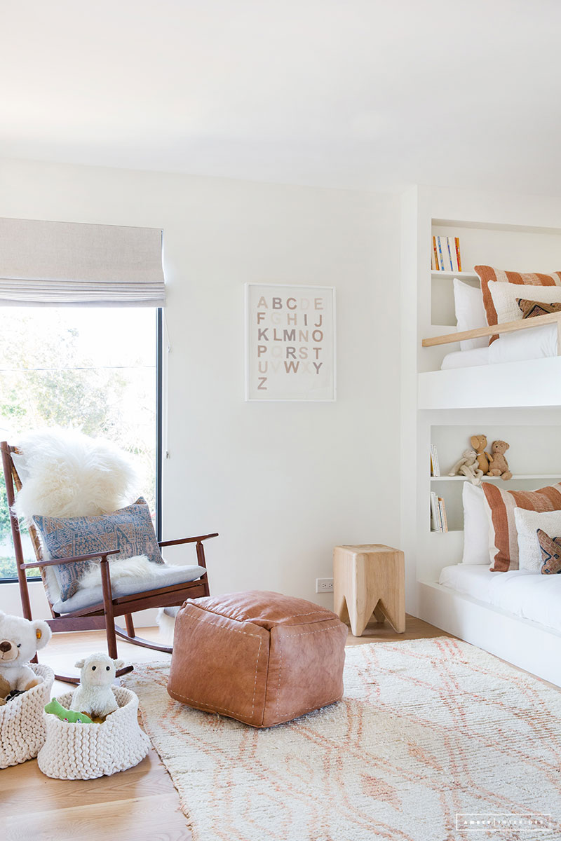 Deze gedeelde kindkamer heeft een geweldig stapelbed