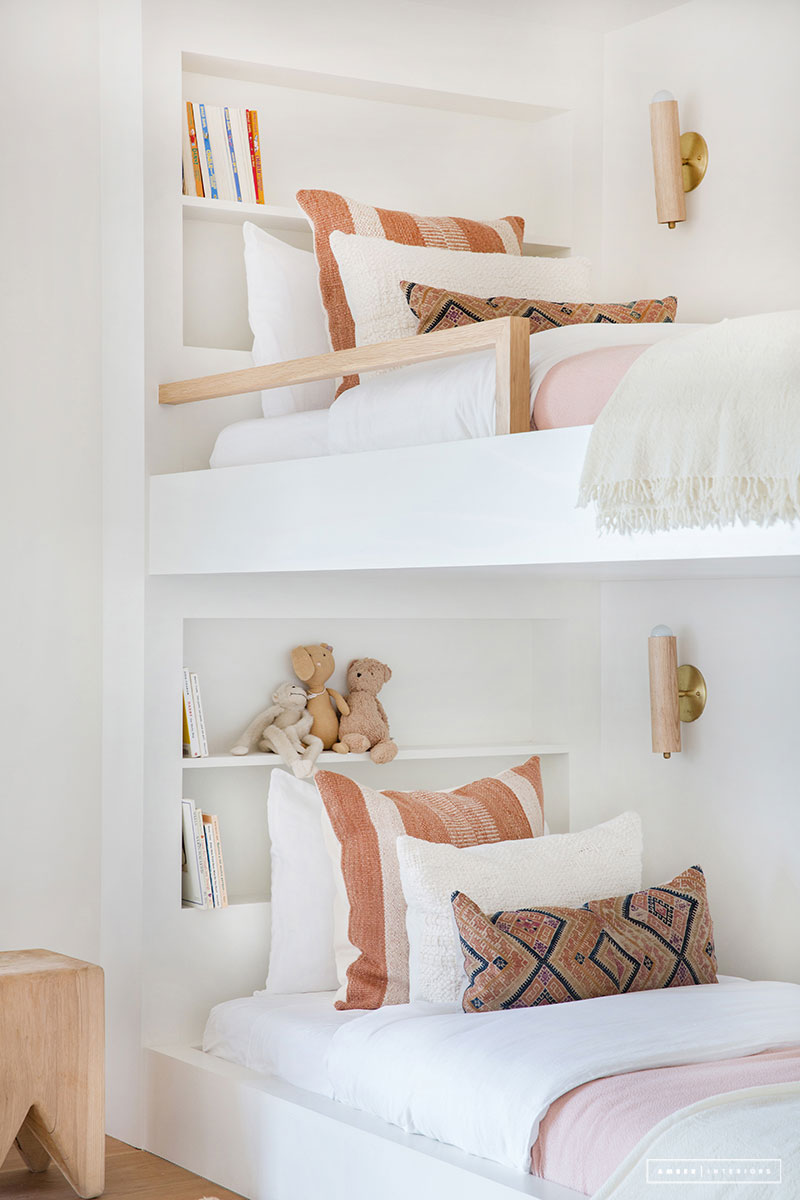 Deze gedeelde kindkamer heeft een geweldig stapelbed