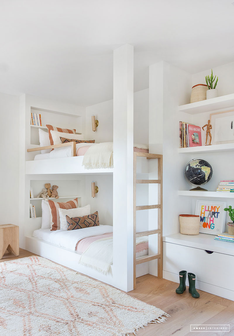 Deze gedeelde kindkamer heeft een geweldig stapelbed