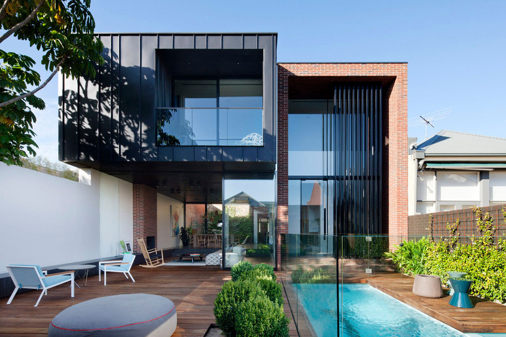 Deze moderne tuin met zwembad is ingericht als een verlengde van de woning