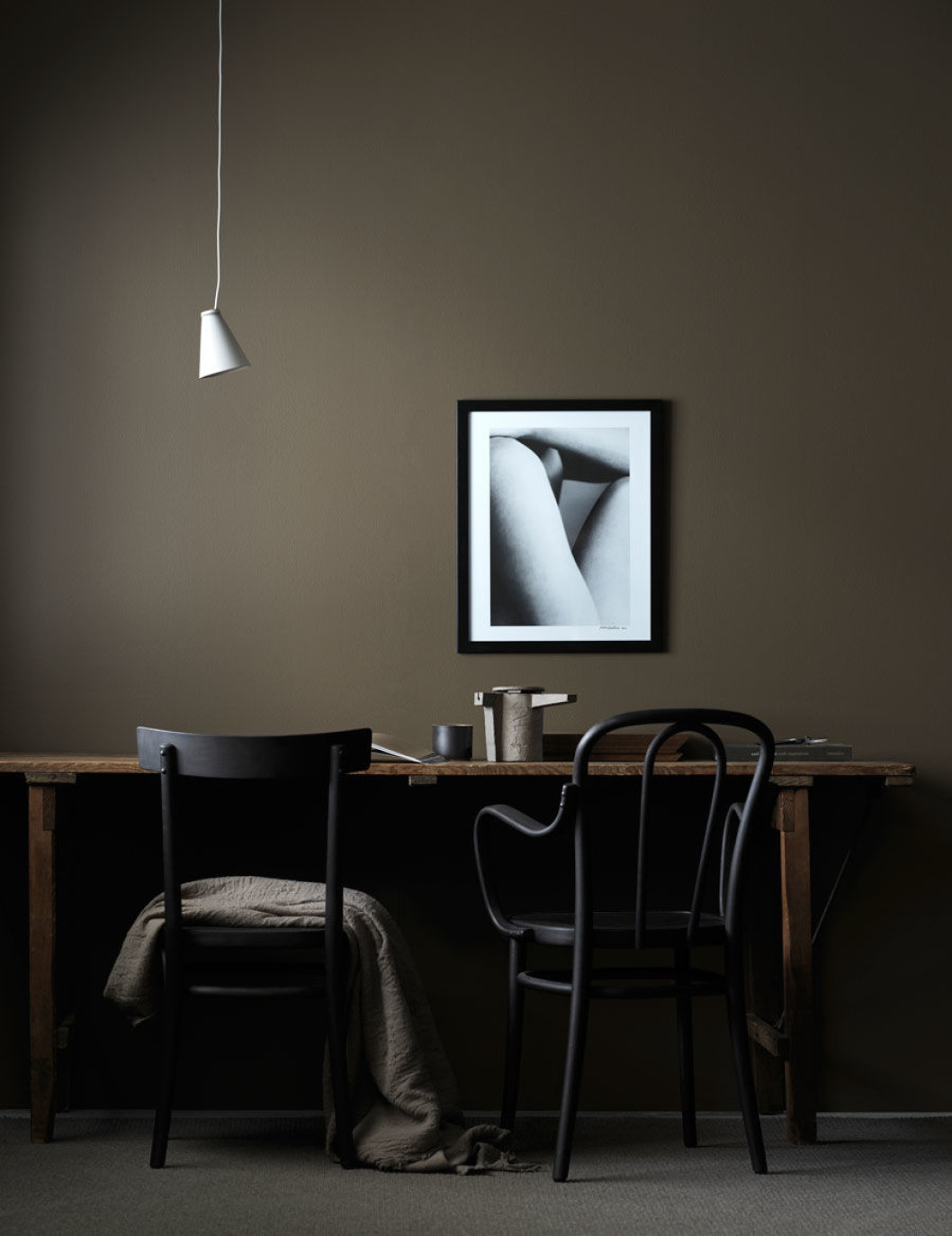 donkere taupe muren werkplek