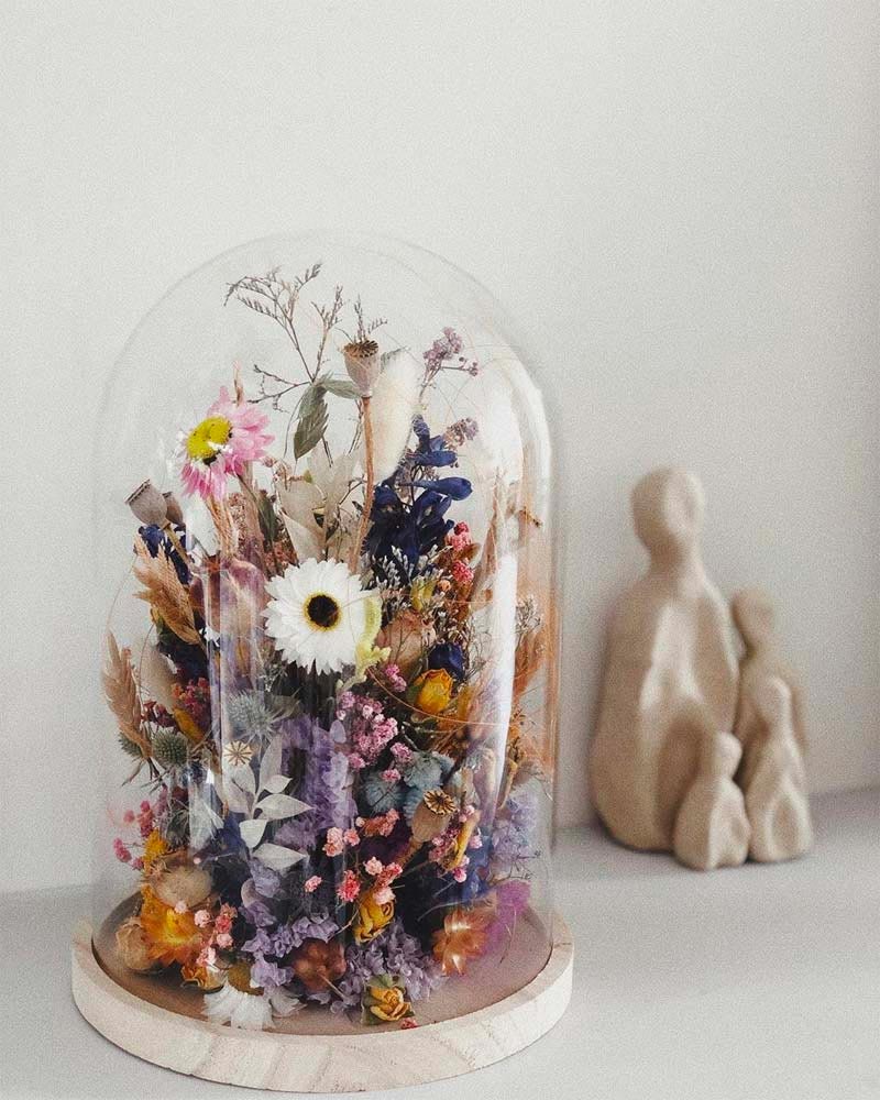 droogbloemen in glazen stolp