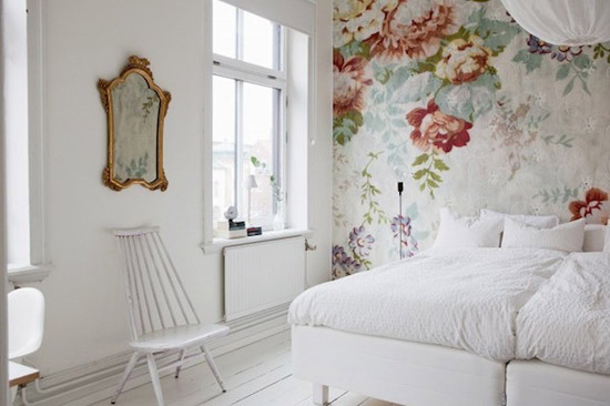 Een serene slaapkamer met bloemetjes behang