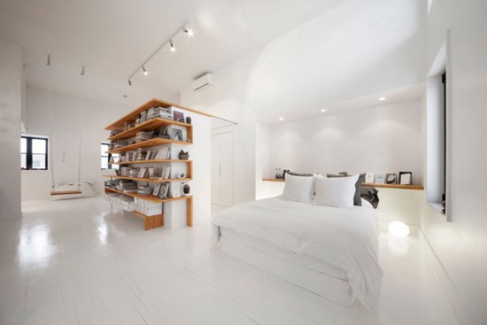 Een slaapkamer met een ingebouwde boekenkast