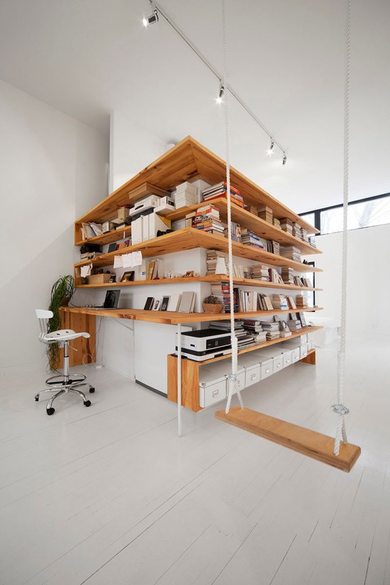Een slaapkamer met een ingebouwde boekenkast