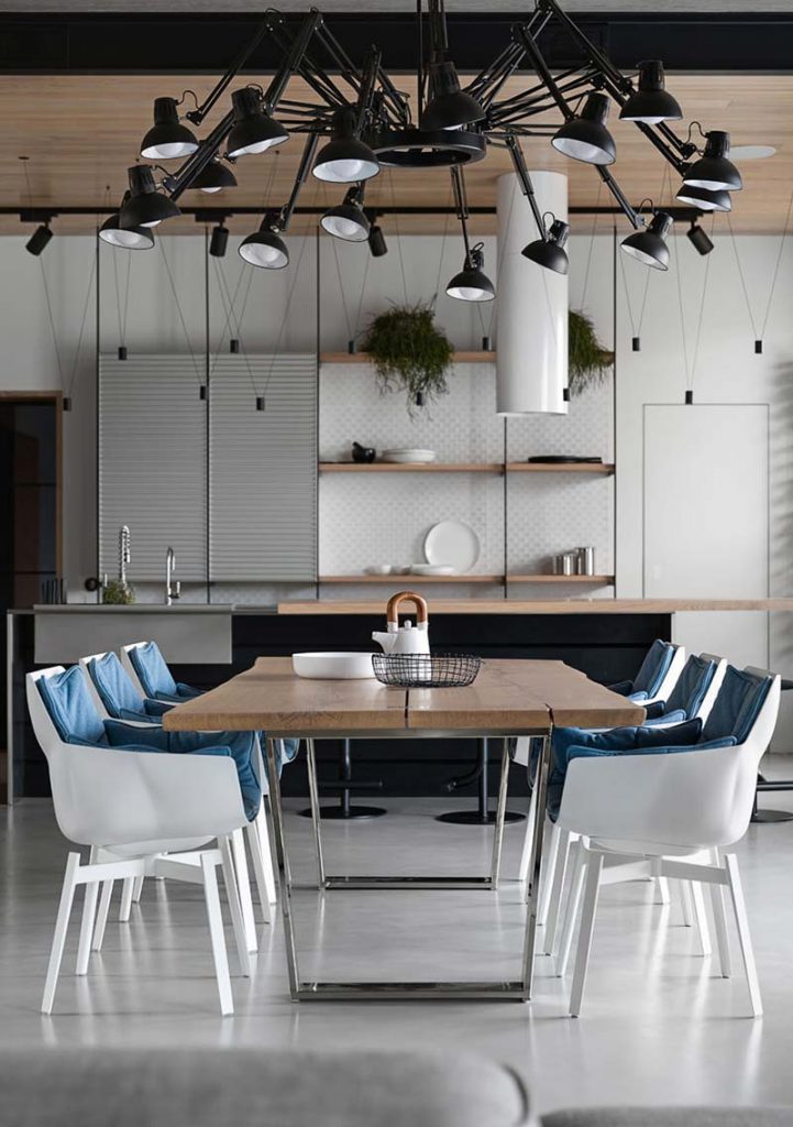 grote wandlamp boven eettafel