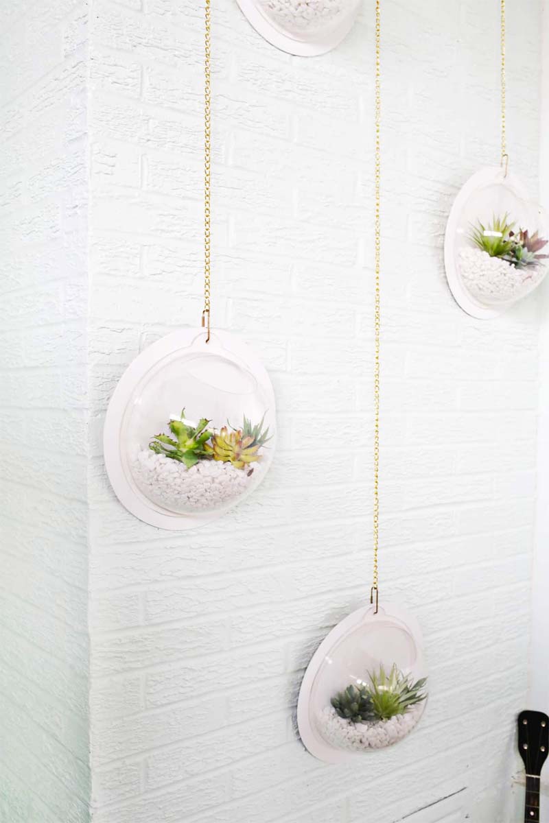 hangende plantenbakken aan muur