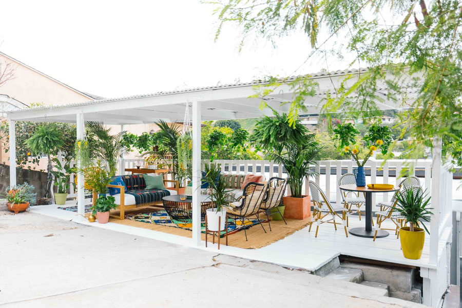 Het inspirerende bohemian terras in de tuin van Dabito Het inspirerende bohemian terras in de tuin van Dabito