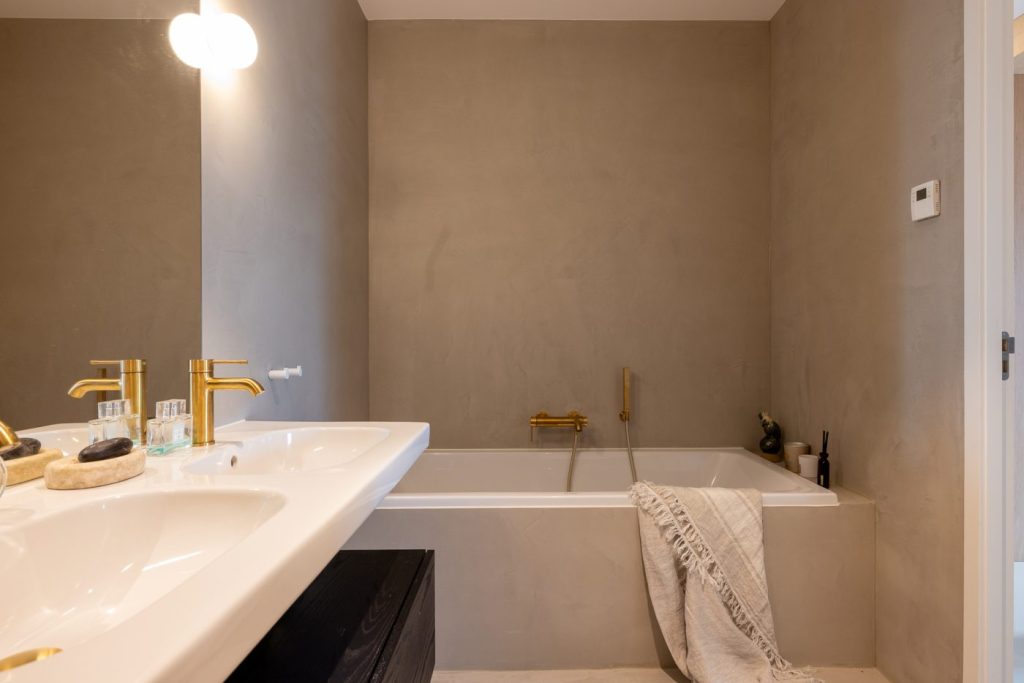 hotel chique badkamer gouden kraan