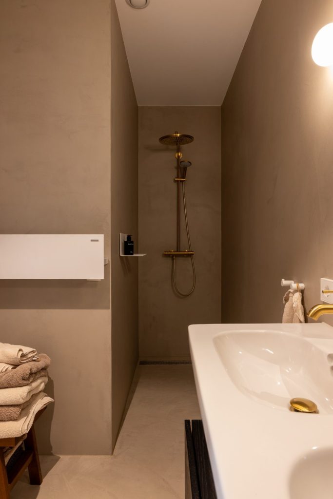 hotel chique badkamer plankje douche