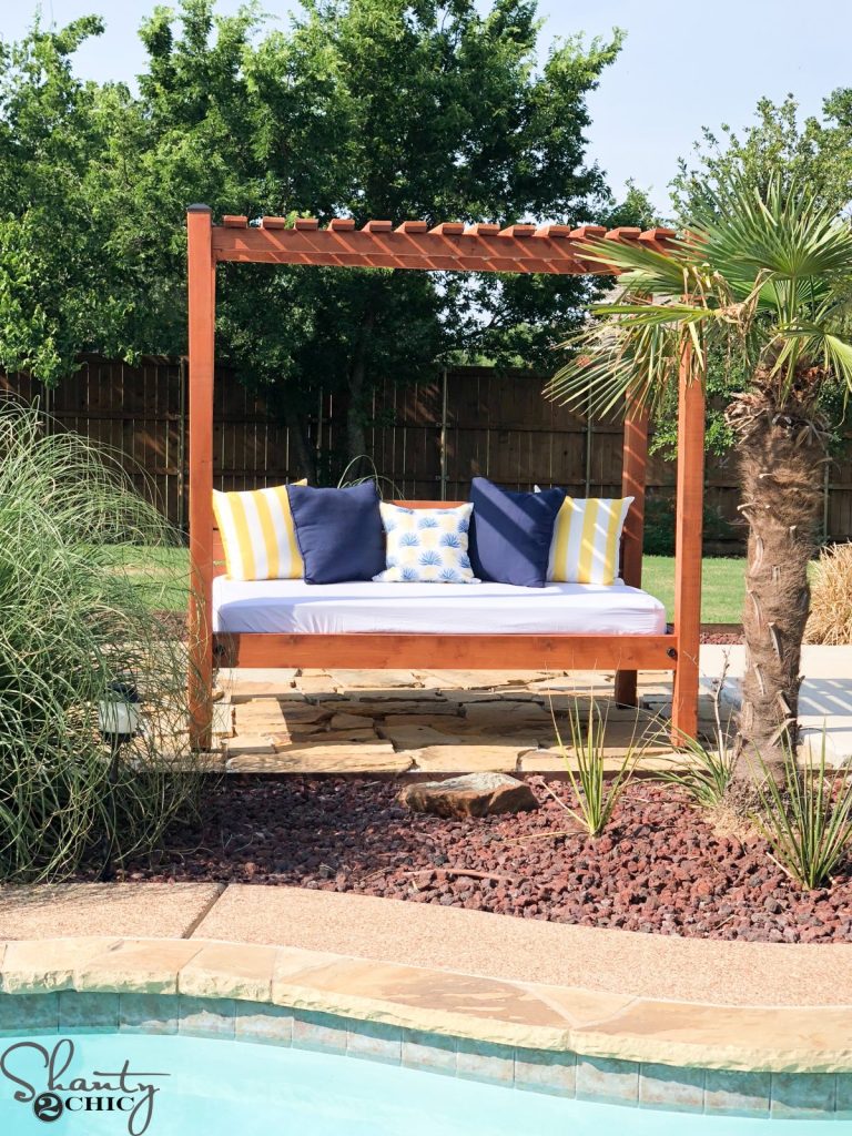 Ashley en Whitney van Shanty-2-chic.com creeerde dit grote tweepersoons pergola bed voor in de tuin.