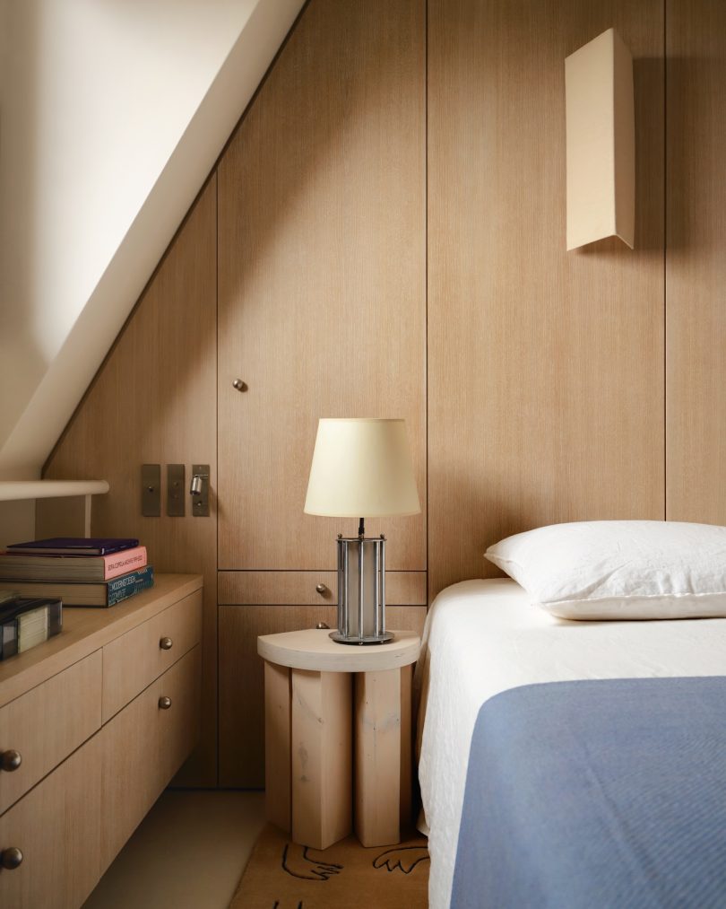 houten inbouwkast onder schuine wand slaapkamer