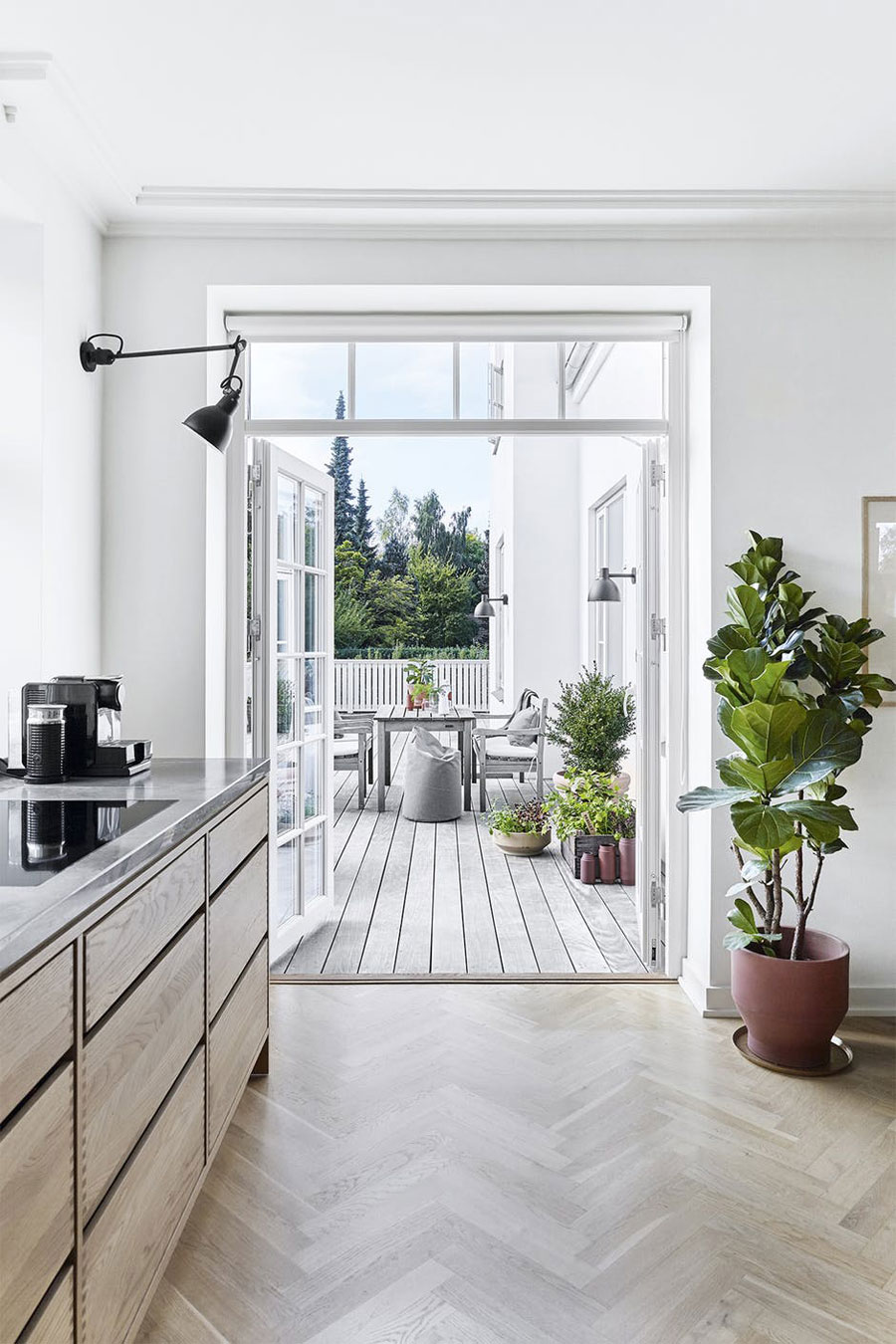 In deze tuin is een heerlijk veranda terras gecreëerd! In deze tuin is een heerlijk veranda terras gecreëerd!
