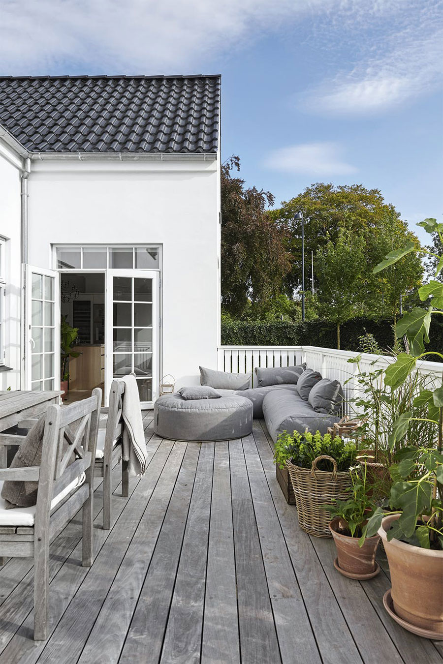 In deze tuin is een heerlijk veranda terras gecreëerd! In deze tuin is een heerlijk veranda terras gecreëerd!