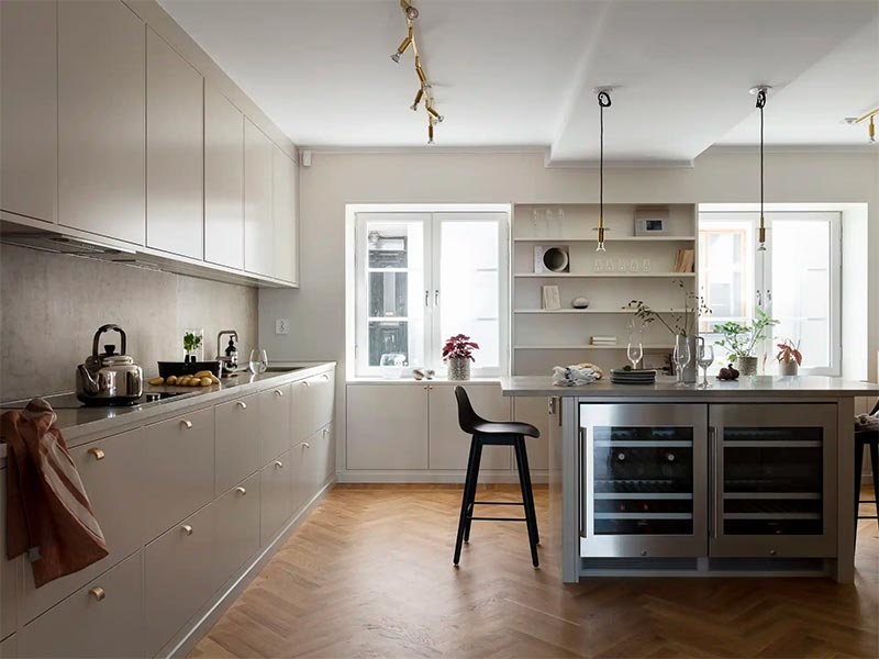 Aan dit luxe keukeneiland is een enkele barkruk aan twee kanten geplaatst.