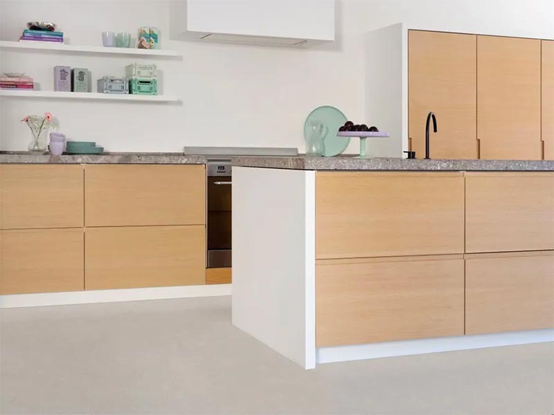 keuken lichtgrijze Keuken met PVC vloer Moduleo Roots Azuriet in de kleur 46919
