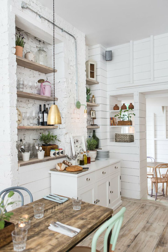 Keukens met witte bakstenen muur