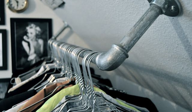 Kledingroede onder schuine wand Kledingroede onder schuine wand