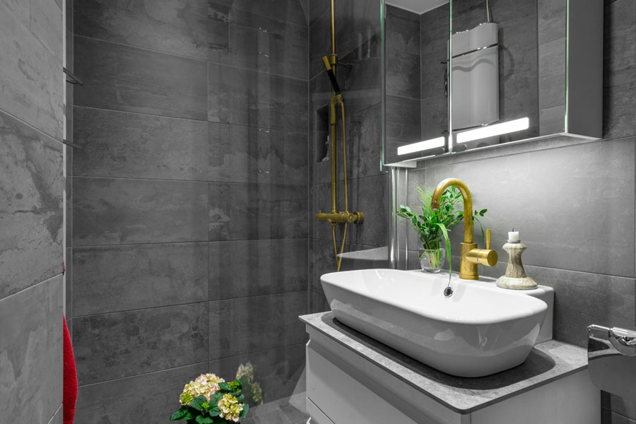 Onwijs Kleine grijze badkamer met gouden accenten – Wooninspiratie XU-23