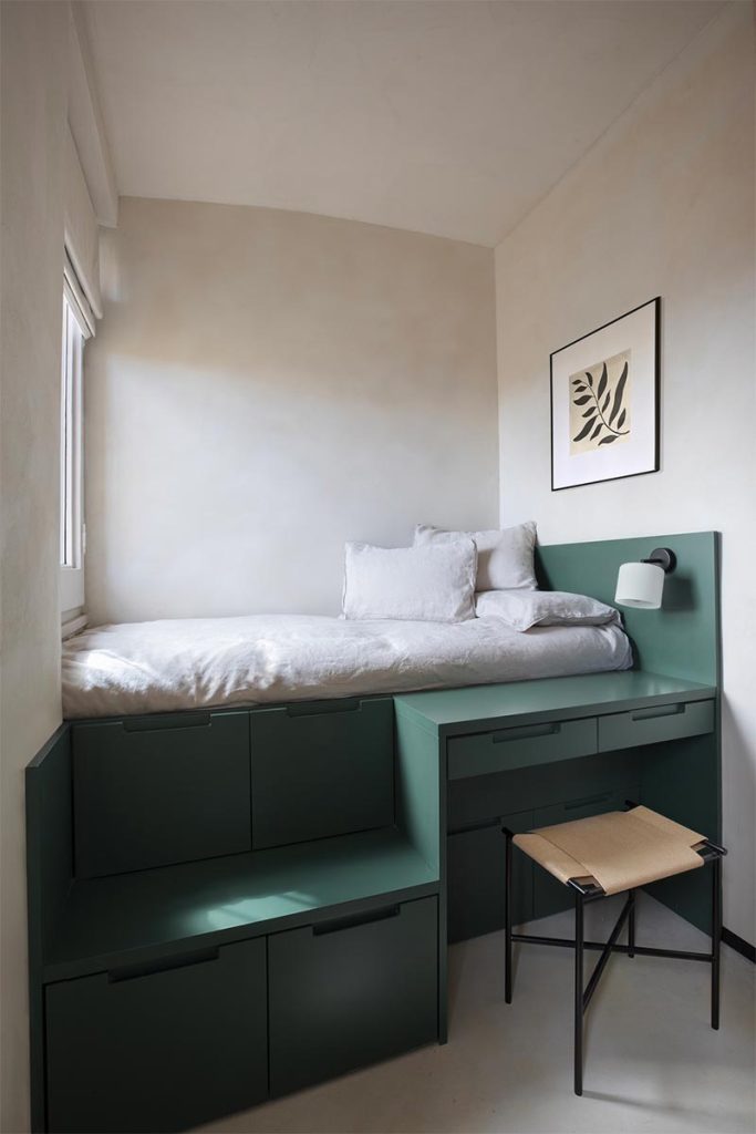 Ontwerpstudio Miriam Barrio koos hier voor een op maat gemaakte hoogslaper met opbergruimte én bureau. | Fotografie: Elton Rocha
