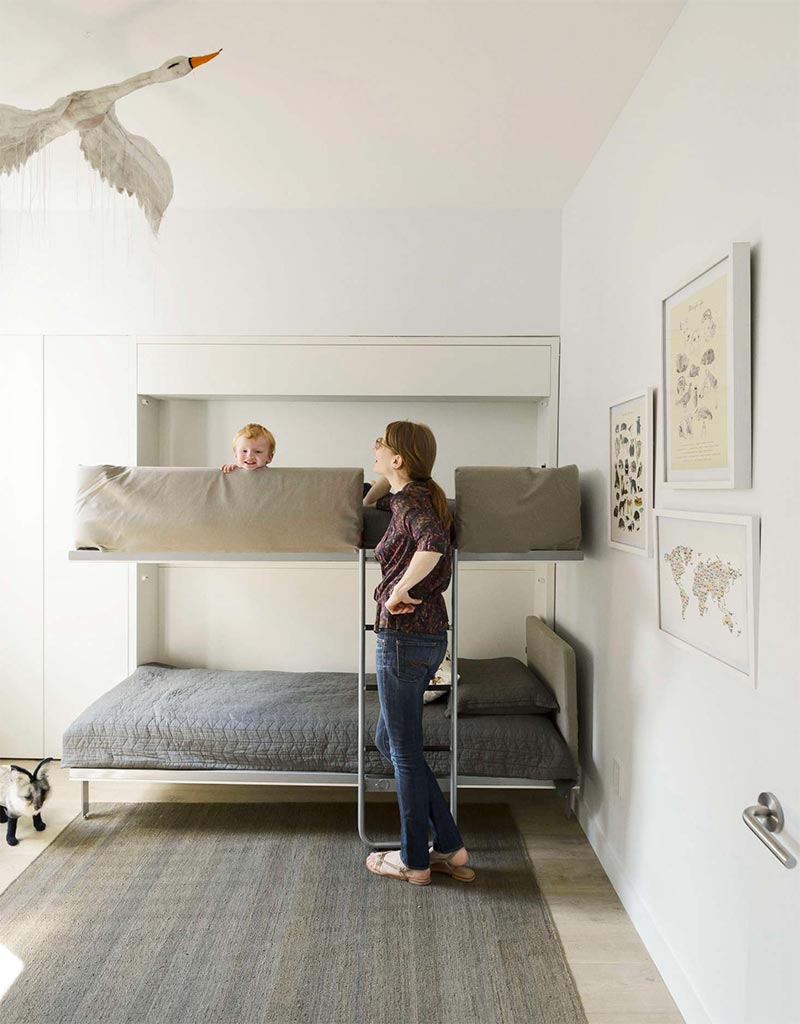 Twee kinderbedden boven elkaar die je ook volledig kunt inklappen als ze niet in gebruik zijn. Super ruimtebesparend! | Fotografie: Matthew Williams