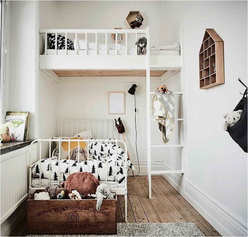 Dankzij een zwevend bed die van muur tot muur loopt, past er in deze kleine kinderkamer nog een extra bed in.