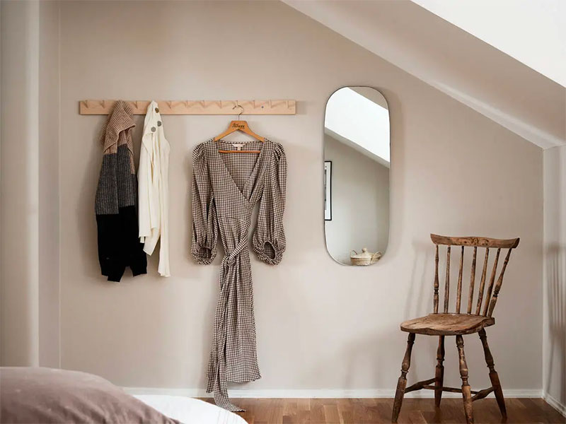 kleine slaapkamer zolder schuin dak minimalistisch