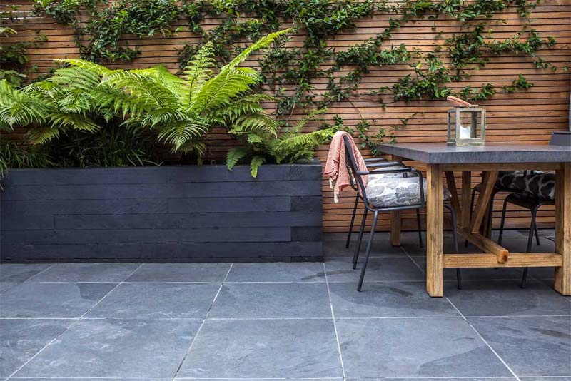 kleine tuin eethoek betonnen tafel