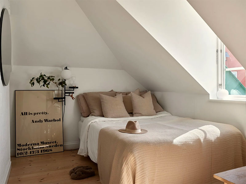 kleine zolder slaapkamer inrichten schuin dak